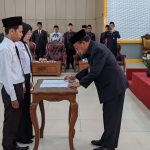 Penandatanganan berita acara pelantikan PPPK fungsional guru TA 2022 yang dilakukan Bupati Tabalong, Anang Syakhfiani (Kalimantanlive.com/ A Hidayat) (Kalimantanlive.com/ A Hidayat).