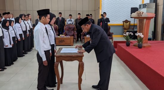 Penandatanganan berita acara pelantikan PPPK fungsional guru TA 2022 yang dilakukan Bupati Tabalong, Anang Syakhfiani (Kalimantanlive.com/ A Hidayat) (Kalimantanlive.com/ A Hidayat).