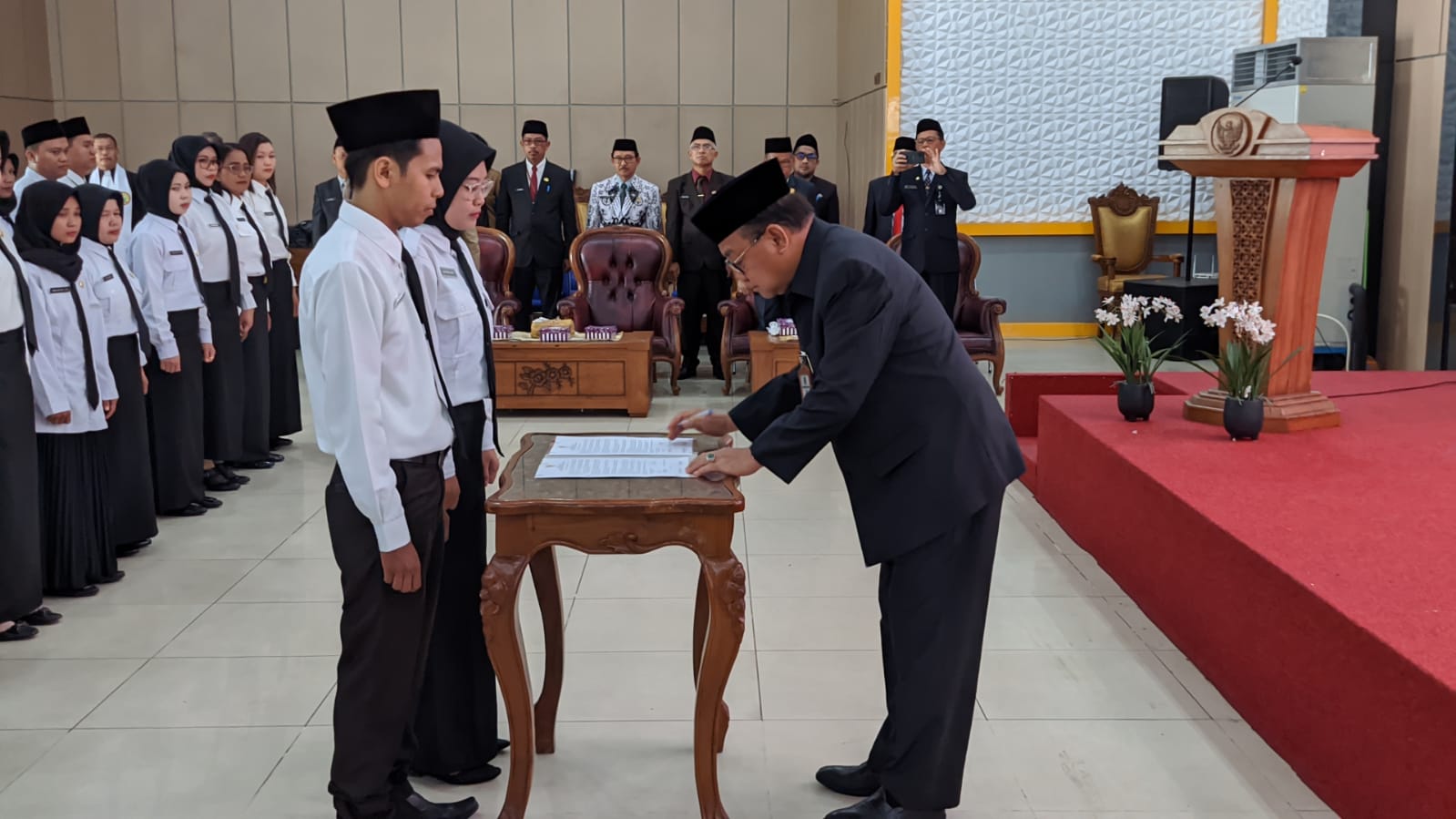 Penandatanganan berita acara pelantikan PPPK fungsional guru TA 2022 yang dilakukan Bupati Tabalong, Anang Syakhfiani (Kalimantanlive.com/ A Hidayat) (Kalimantanlive.com/ A Hidayat).