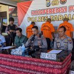 Kapolres Tabalong, AKBP Anib Bastian saat pimpin konferensi pers terkait pengungkapan kasus tindak pidana di halaman mapolres setempat (Kalimantanlive.com/ A Hidayat)