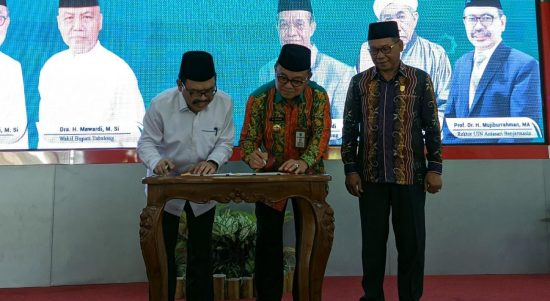 Penandatanganan Mou Bupati Anang bersama Rektor UIN Antasari Banjarmasin, Mujiburrahman dalam rangka peningkatan SDM (Kalimantanlive.com/ A Hidayat)