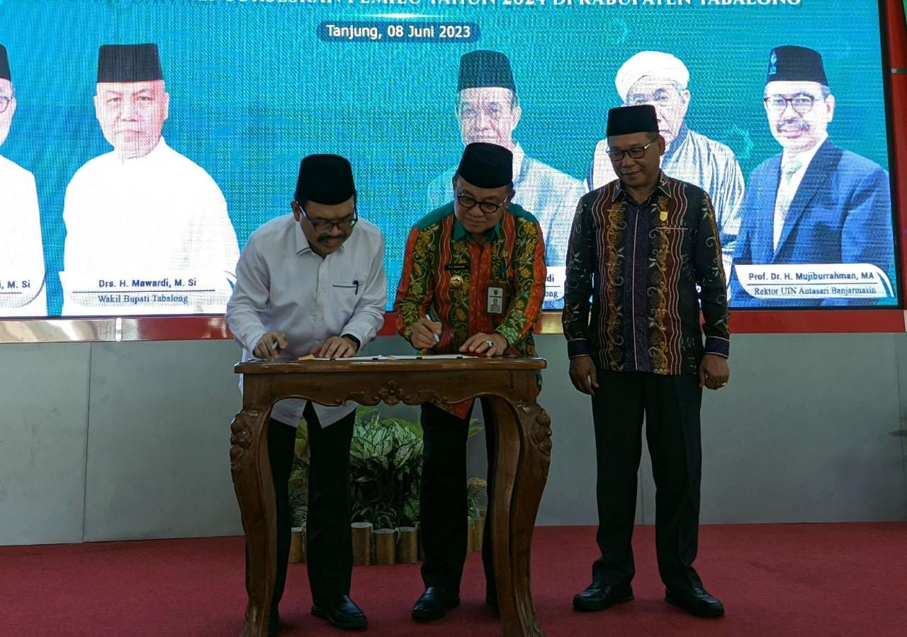 Penandatanganan Mou Bupati Anang bersama Rektor UIN Antasari Banjarmasin, Mujiburrahman dalam rangka peningkatan SDM (Kalimantanlive.com/ A Hidayat)