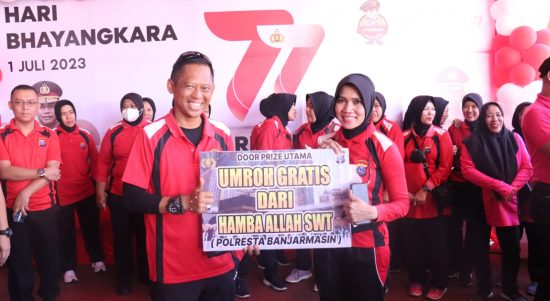 Personel PS Panit 2 Sat Binmas Polsek Banjarmasin Tengah, Aipda Indhina Setiati mendapatkan rezeki tak terduga, yakni umroh gratis pada salah satu rangkaian kegiatan momentum Hari Ulang Tahun (HUT) Bhayangkara ke-77 yang digelar Polresta Banjarmasin, Jumat (9/6/23) pagi. (Kalimantanlive.com/Ilham)