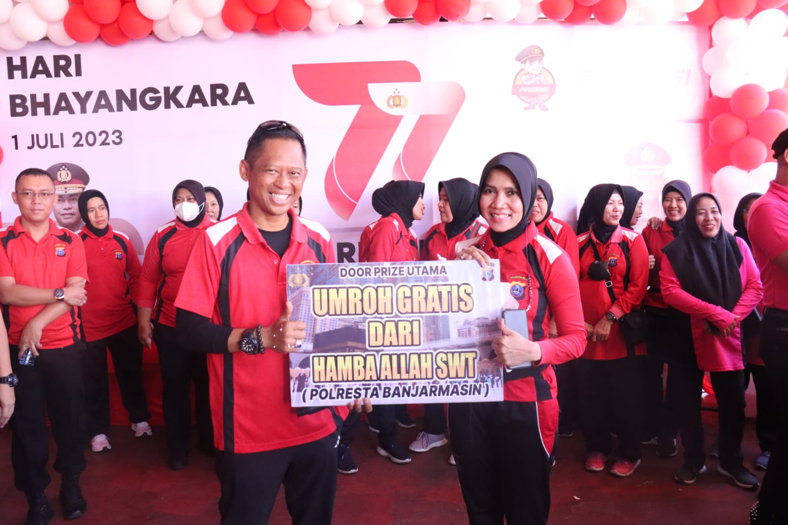 Personel PS Panit 2 Sat Binmas Polsek Banjarmasin Tengah, Aipda Indhina Setiati mendapatkan rezeki tak terduga, yakni umroh gratis pada salah satu rangkaian kegiatan momentum Hari Ulang Tahun (HUT) Bhayangkara ke-77 yang digelar Polresta Banjarmasin, Jumat (9/6/23) pagi. (Kalimantanlive.com/Ilham)