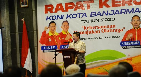 Wali Kota Banjarmasin, Ibnu Sina membuka rapat Kerja KONI (Komite Olahraga Nasional Indonesia) Kota Banjarmasin tahun 2023 di Ballroom Hotel Harper Banjarmasin, Sabtu (17/06/23). (Kalimantanlive.com/Ilham).