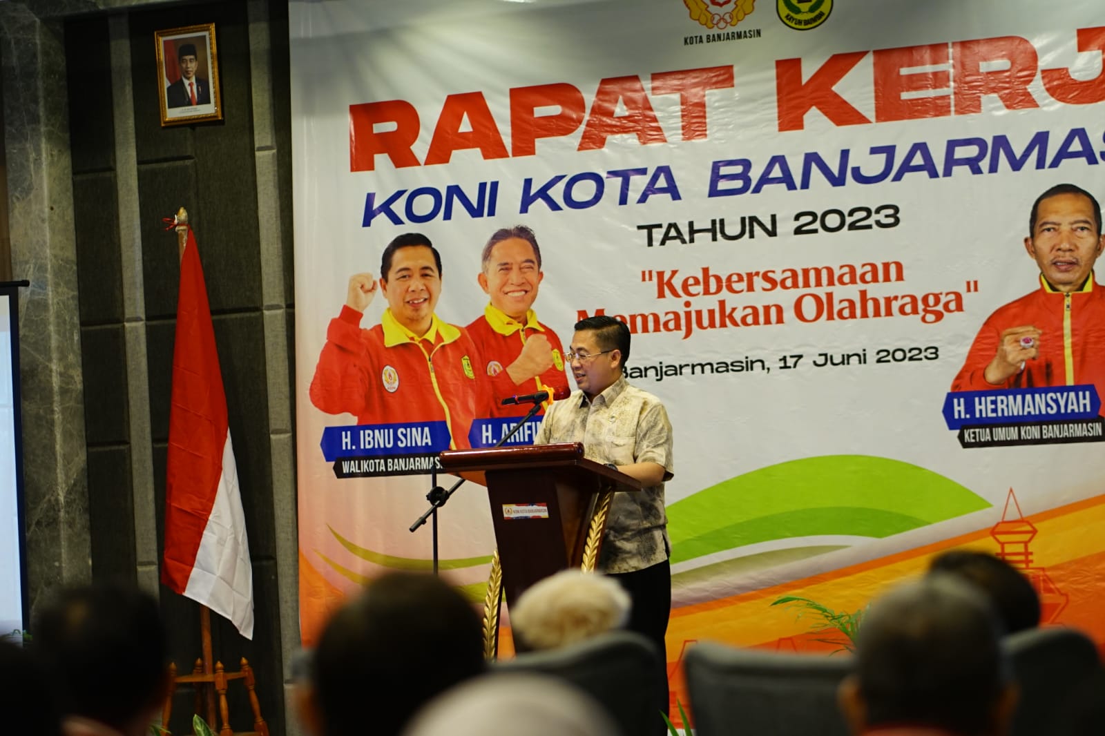 Wali Kota Banjarmasin, Ibnu Sina membuka rapat Kerja KONI (Komite Olahraga Nasional Indonesia) Kota Banjarmasin tahun 2023 di Ballroom Hotel Harper Banjarmasin, Sabtu (17/06/23). (Kalimantanlive.com/Ilham).