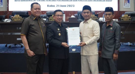 Wali Kota Banjarmasin, Ibnu Sina hadiri Rapat DPRD Kota Banjarmasin terkait Paripurna tingkat I perihal penyampaian Raperda dan Pertanggungjawaban Pelaksanaan APBD Kota Banjarmasin Tahun Anggaran 2022, berlangsung di ruang rapat paripurna DPRD setempat, Rabu (21/6/23). (Kalimantanlive.com