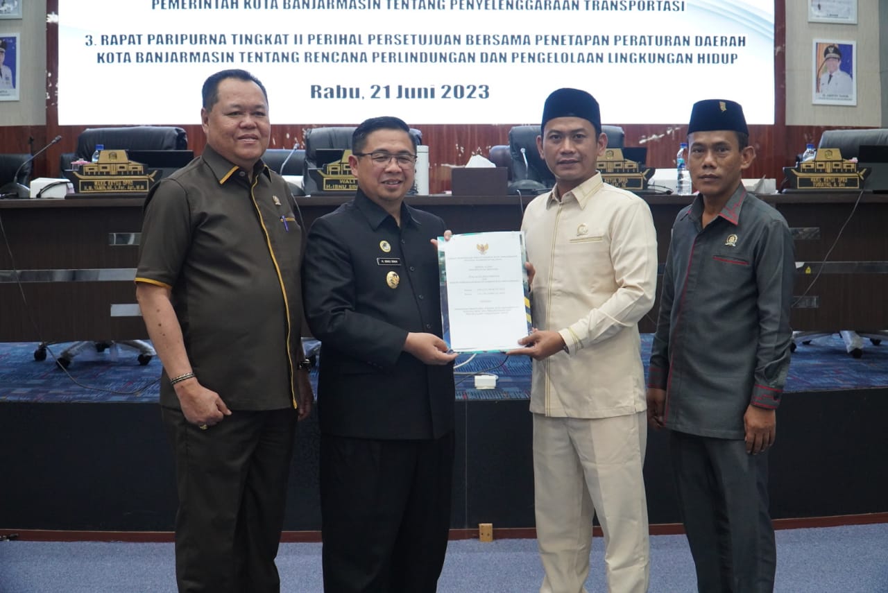 Wali Kota Banjarmasin, Ibnu Sina hadiri Rapat DPRD Kota Banjarmasin terkait Paripurna tingkat I perihal penyampaian Raperda dan Pertanggungjawaban Pelaksanaan APBD Kota Banjarmasin Tahun Anggaran 2022, berlangsung di ruang rapat paripurna DPRD setempat, Rabu (21/6/23). (Kalimantanlive.com