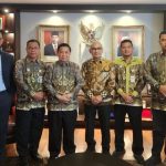 Wali Kota Banjarmasin Ibnu Sina, didampingi Kepala Dinas Pendidikan (Kadisdik) Nuryadi, Kepala Dinas Perdagangan (Dispedagin), dan sejumlah SKPD terkait, menuju Cambridge University Press and Assessment, Inggris. (Kalimantanlive.com/Ilham)