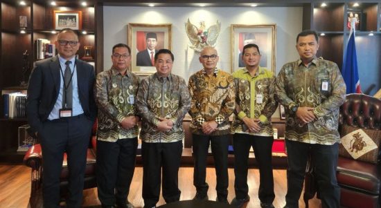 Wali Kota Banjarmasin Ibnu Sina, didampingi Kepala Dinas Pendidikan (Kadisdik) Nuryadi, Kepala Dinas Perdagangan (Dispedagin), dan sejumlah SKPD terkait, menuju Cambridge University Press and Assessment, Inggris. (Kalimantanlive.com/Ilham)