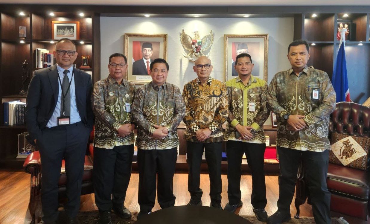 Wali Kota Banjarmasin Ibnu Sina, didampingi Kepala Dinas Pendidikan (Kadisdik) Nuryadi, Kepala Dinas Perdagangan (Dispedagin), dan sejumlah SKPD terkait, menuju Cambridge University Press and Assessment, Inggris. (Kalimantanlive.com/Ilham)