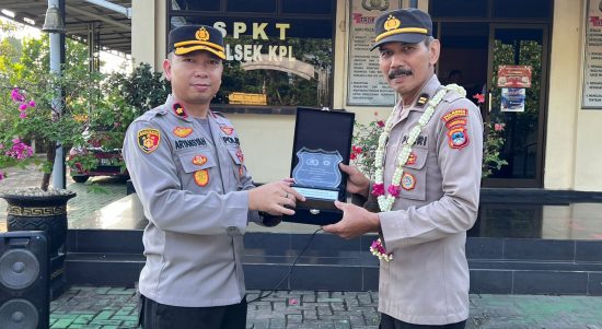 Kepolisian Pelabuhan dan Laut (KPL) Polresta Banjarmasin melaksanakan Apel Wisuda Purna Tugas Wakapolsek Iptu Mursid, berlangsung di Aula Mapolsek KPL Banjarmasin, Rabu (31/5/23). Kalimantanlive.com/Ilham