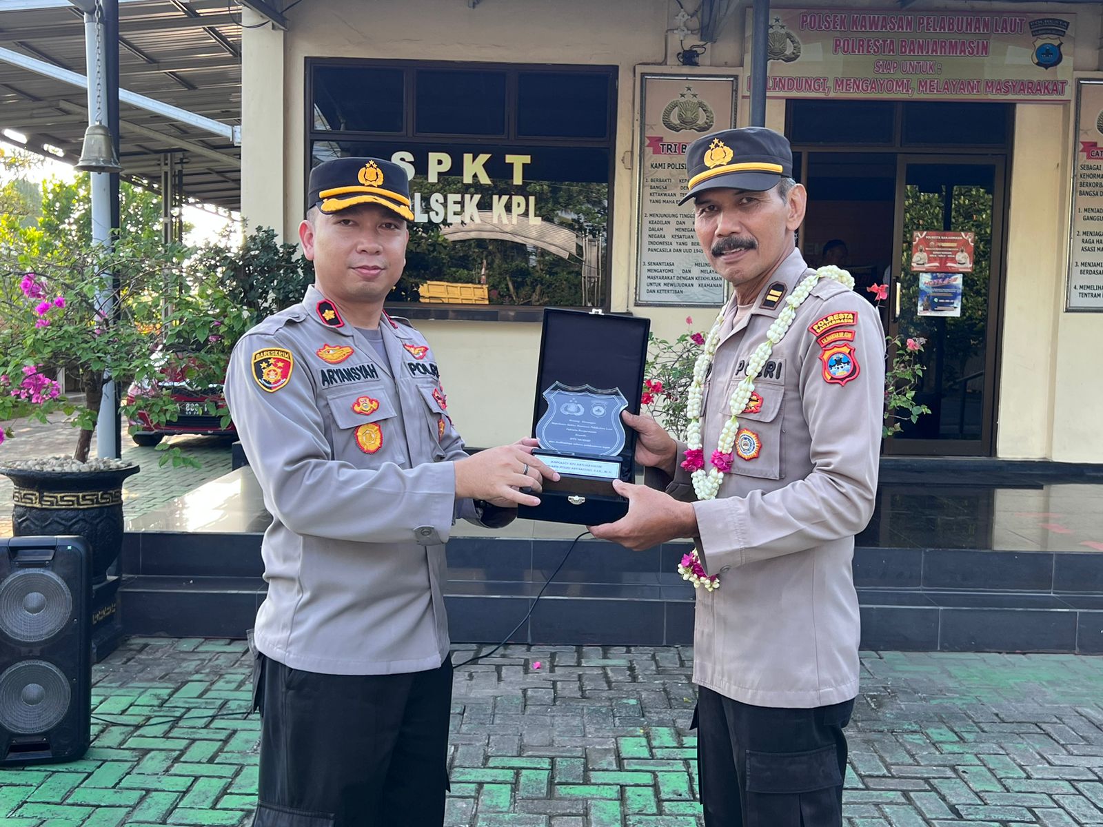 Kepolisian Pelabuhan dan Laut (KPL) Polresta Banjarmasin melaksanakan Apel Wisuda Purna Tugas Wakapolsek Iptu Mursid, berlangsung di Aula Mapolsek KPL Banjarmasin, Rabu (31/5/23). Kalimantanlive.com/Ilham