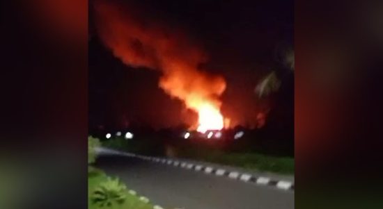 Musibah kebakaran terjadi di Jalan Kayu Tangi 2 Jalur 5 dan 6, RT 20 Kelurahan Pangeran, Kecamatan Banjarmasin Utara, Sabtu (22/7/23) malam sekitar pukul 22.30 Wita. Yang diduga penyebabnya karena dibakar (Kalimantanlive.com/Ilham)