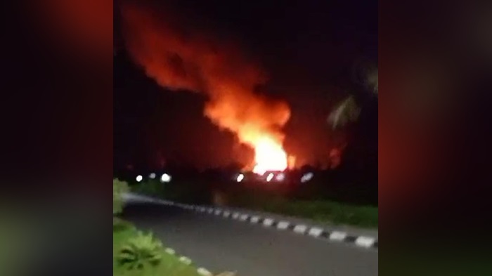 Musibah kebakaran terjadi di Jalan Kayu Tangi 2 Jalur 5 dan 6, RT 20 Kelurahan Pangeran, Kecamatan Banjarmasin Utara, Sabtu (22/7/23) malam sekitar pukul 22.30 Wita. Yang diduga penyebabnya karena dibakar (Kalimantanlive.com/Ilham)