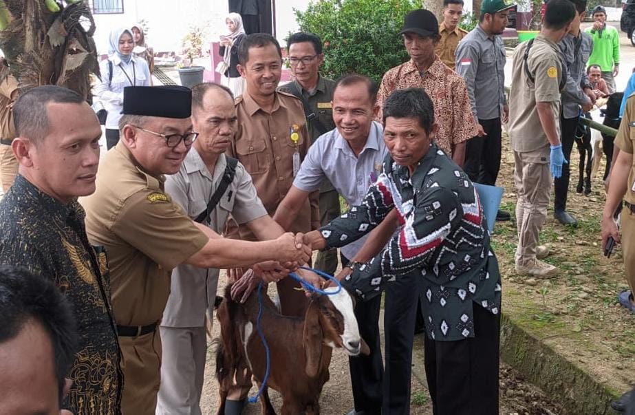 Bupati Tabalong, Anang Syakhfiani didampingi Wakil Ketua Komisi III DPRD Tabalong, Mursalin menyerahkan bantuan puluhan ekor kambing kepada sejumlah kelompok tani di Tabalong. (Kalimantanlive.com/ A Hidayat)