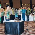 Gubernur Kalsel H Sahbirin Noor melantik Direktur Bank Kalsel H Facrudin di Banjarbaru, Senin (372023). (Humas Bank Kalsel)