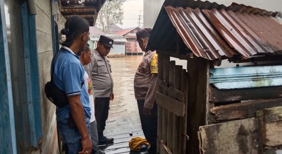 Warga Jalan Simpang Anem RT 16, Kelurahan Kuin Selatan, Kecamatan Banjarmasin Barat digegerkan dugaan orang tenggelam di tepian jamban batang (WC) wilayah Sungai Kuin Banjarmasin, Sabtu (15/7/23) pagi. (Kalimantanlive.com/Ilham).