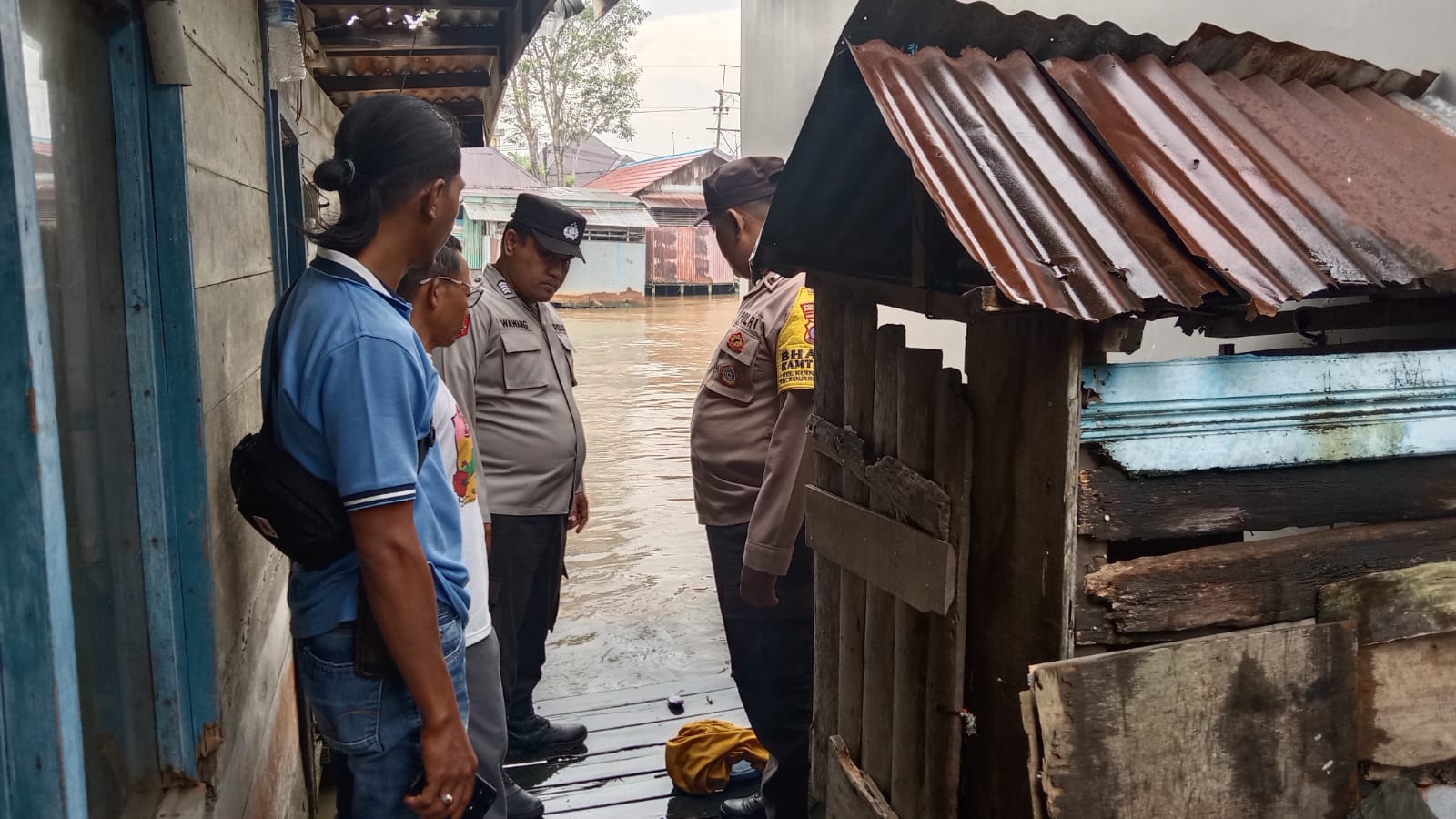 Warga Jalan Simpang Anem RT 16, Kelurahan Kuin Selatan, Kecamatan Banjarmasin Barat digegerkan dugaan orang tenggelam di tepian jamban batang (WC) wilayah Sungai Kuin Banjarmasin, Sabtu (15/7/23) pagi. (Kalimantanlive.com/Ilham).