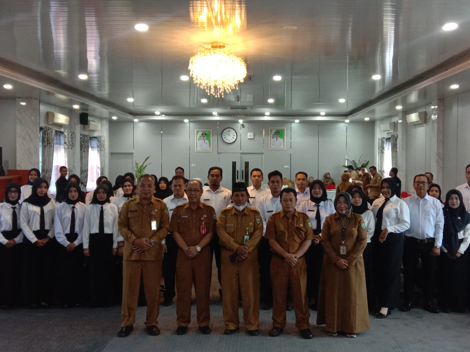 Pemerintah Kabupaten Balangan serahkan Surat Keterangan (SK) Pegawai Pemerintah dengan Perjanjian Kerja (PPPK) Guru dan Tenaga Teknis Formasi tahun 2022. (Kalimantanlive.com/Kamil)