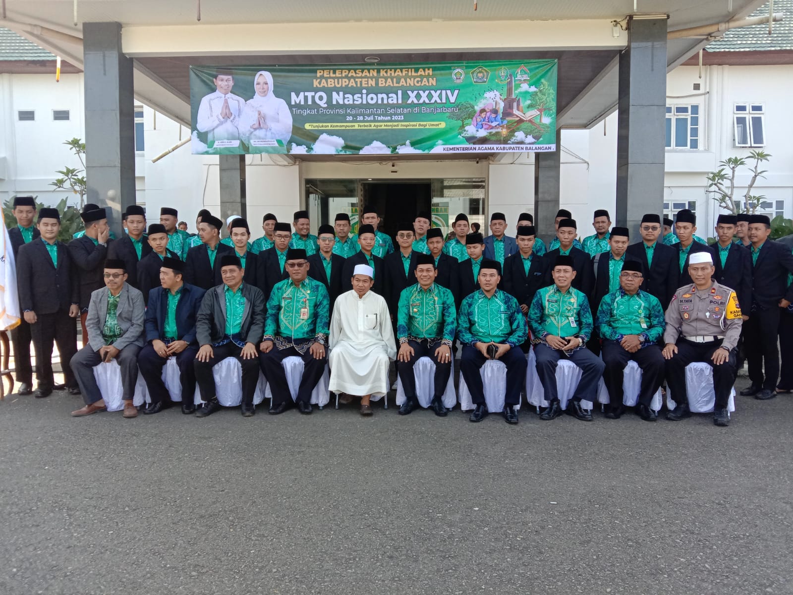 Pemerintah Kabupaten Balangan melepas kontingan Musabaqah Tilawatil Qur’an (MTQ) dalam rangka mengikuti MTQ ke- 34 tingkat provinsi Kalimantan Selatan yang berlangsung pada 20 Juli hingga 28 Juli di Banjarbaru. Kegiatan dilakukan pada Kamis (20/7/2023) di Halaman Kantor Bupati Balangan. (Kalimantanlive.com/Kamil)