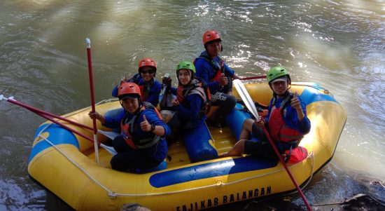 Membersihkan aliran sungai Balangan, Komunitas Jelajah Balangan (KJB) bekerjasama dengan Dinas Lingkungan Hidup Balangan menggelar kegiatan BASARUAN atau Babarasih Aliran Sungai Balangan. (Kalimantanlive.com/Kamil).