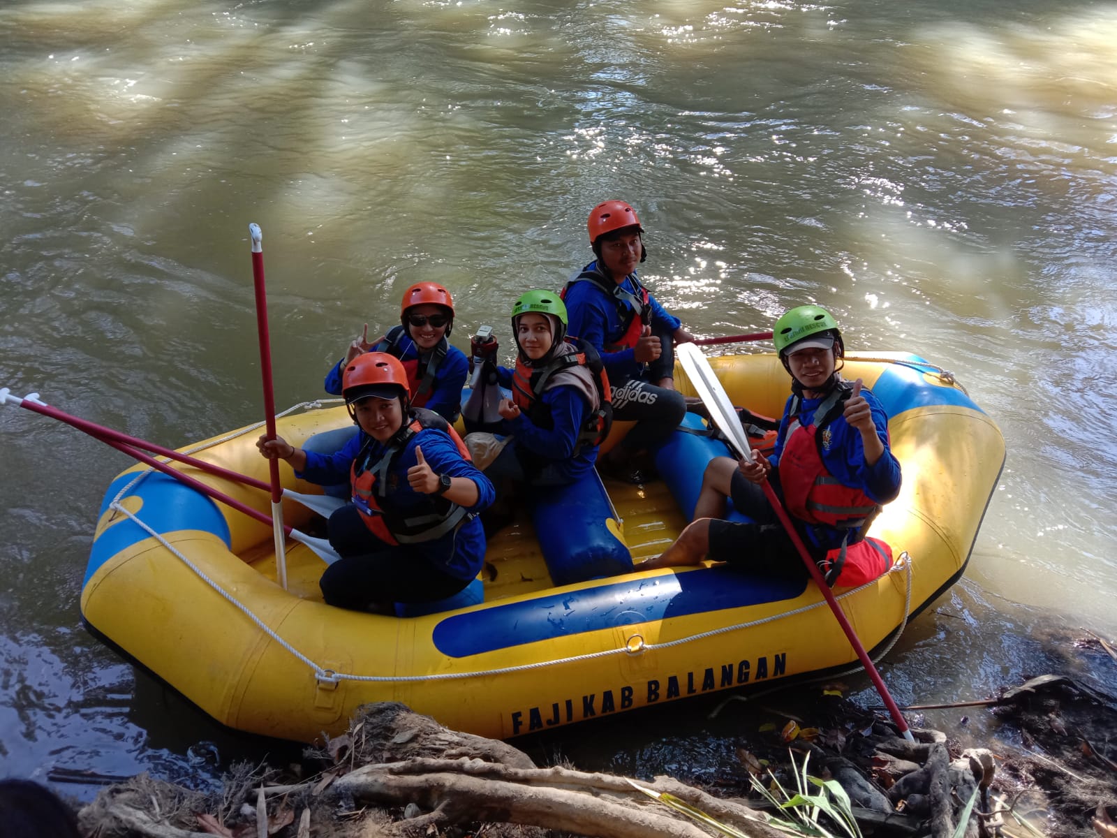 Membersihkan aliran sungai Balangan, Komunitas Jelajah Balangan (KJB) bekerjasama dengan Dinas Lingkungan Hidup Balangan menggelar kegiatan BASARUAN atau Babarasih Aliran Sungai Balangan. (Kalimantanlive.com/Kamil).
