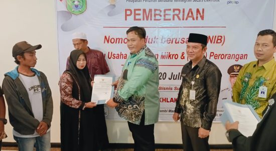 Dinas Penanaman Modal dan Pelayanan Terpadu Satu Pintu (DPMPTSP) Kabupaten Tanah Bumbu menggelar Sosialisasi My Perizinan dan Sistem Informasi Manajemen Bangunan Gedung (SIMBG) serta berikan Nomor Induk Berusaha (NIB) untuk pelaku usaha. (Kalimantanlive.com).