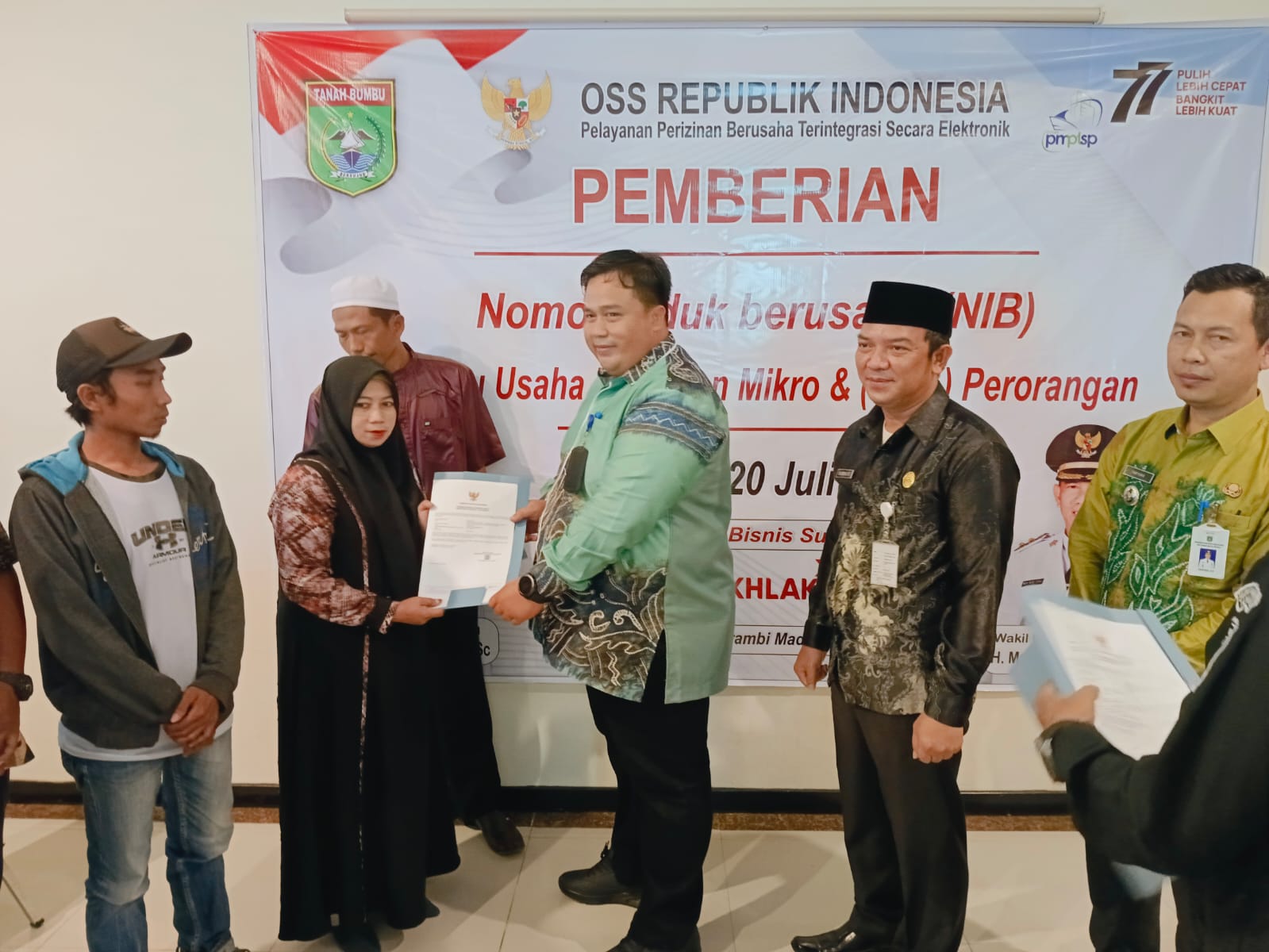 Dinas Penanaman Modal dan Pelayanan Terpadu Satu Pintu (DPMPTSP) Kabupaten Tanah Bumbu menggelar Sosialisasi My Perizinan dan Sistem Informasi Manajemen Bangunan Gedung (SIMBG) serta berikan Nomor Induk Berusaha (NIB) untuk pelaku usaha. (Kalimantanlive.com).