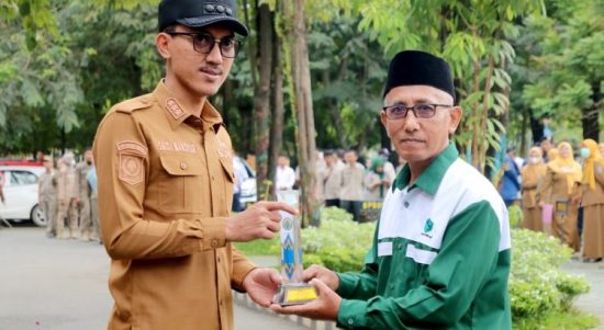 Usai Apel Kerja Gabungan, Bupati Banjar H Saidi Mansyur serahkan hadiah kepada para pemenang lomba Badan Usaha Milik Desa (BUMDes) tingkat Kabupaten Banjar, di halaman kantornya, Senin (3/7/2023) pagi. (Kalimantanlive.com).