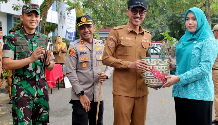 Bupati Banjar H saat Pencanangan Gerakan Menanam dengan memberikan bibit tanaman cepat panen berupa cabai merah kepada masyarakat. (Kalimantanlive.com)