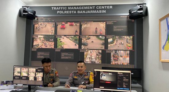 (Kalimantanlive.com/Ilham) Editor: Surya Selama sepuluh hari pelaksanaan Ops Patuh Intan tahun 2023, Satlantas Polresta Banjarmasin mencatat, ada sekitar 26 orang pelanggar yang terkonfirmasi melakukan pelanggaran, melalui tilang Electronic Traffic Law Enforcement (ETLE). Hingga 19 Juli 2023 ini. (Kalimantanlive.com/Ilham)