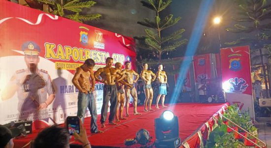 Masih dalam rangkaian peringatan Hari Ulang Tahun (HUT) Bhayangkara ke-77, Polresta Banjarmasin menggelar Kapolresta Cup Body Contest/Men’s Physique Championship tahun 2023, di Cafe Excelso Banjarmasin, Sabtu (1/6/23) malam. (Kalimantanlive.com/Ilham)