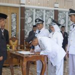 Penandatanganan berita acara pelantikan kades paw yang disaksikan langsung Bupati Tabalong, Anang Syakhfiani (Kalimantanlive.com/ A Hidayat)