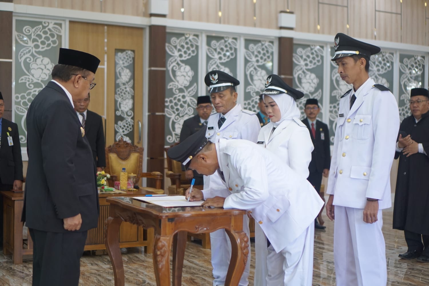 Penandatanganan berita acara pelantikan kades paw yang disaksikan langsung Bupati Tabalong, Anang Syakhfiani (Kalimantanlive.com/ A Hidayat)