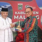 Bupati Tabalong, Anang Syakhfiani (kanan) menyerahkan cendramata tugu monumen tanjung puri kepada Bupati Malang, Sanusi (foto Prokopim Tabalong)