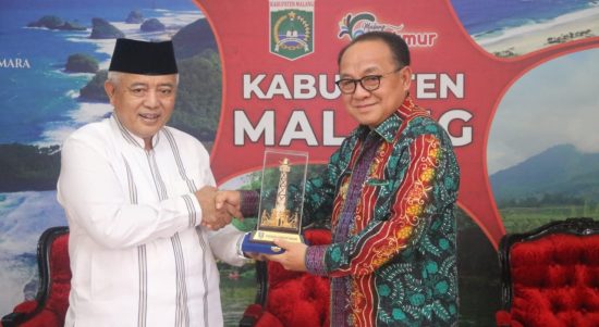 Bupati Tabalong, Anang Syakhfiani (kanan) menyerahkan cendramata tugu monumen tanjung puri kepada Bupati Malang, Sanusi (foto Prokopim Tabalong)