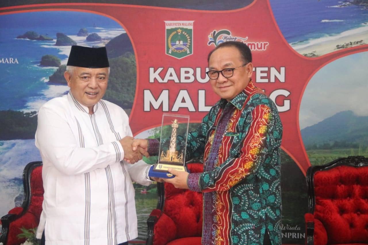 Bupati Tabalong, Anang Syakhfiani (kanan) menyerahkan cendramata tugu monumen tanjung puri kepada Bupati Malang, Sanusi (foto Prokopim Tabalong)