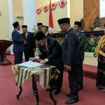Bupati Tabalong, Anang Syakhfiani dan Ketua DPRD setempat, Mustafa menandatangani berita acara penyampaian Raperda APBD TA 2022. (Kalimantanlive.com/ A Hidayat)