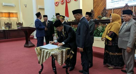 Bupati Tabalong, Anang Syakhfiani dan Ketua DPRD setempat, Mustafa menandatangani berita acara penyampaian Raperda APBD TA 2022. (Kalimantanlive.com/ A Hidayat)