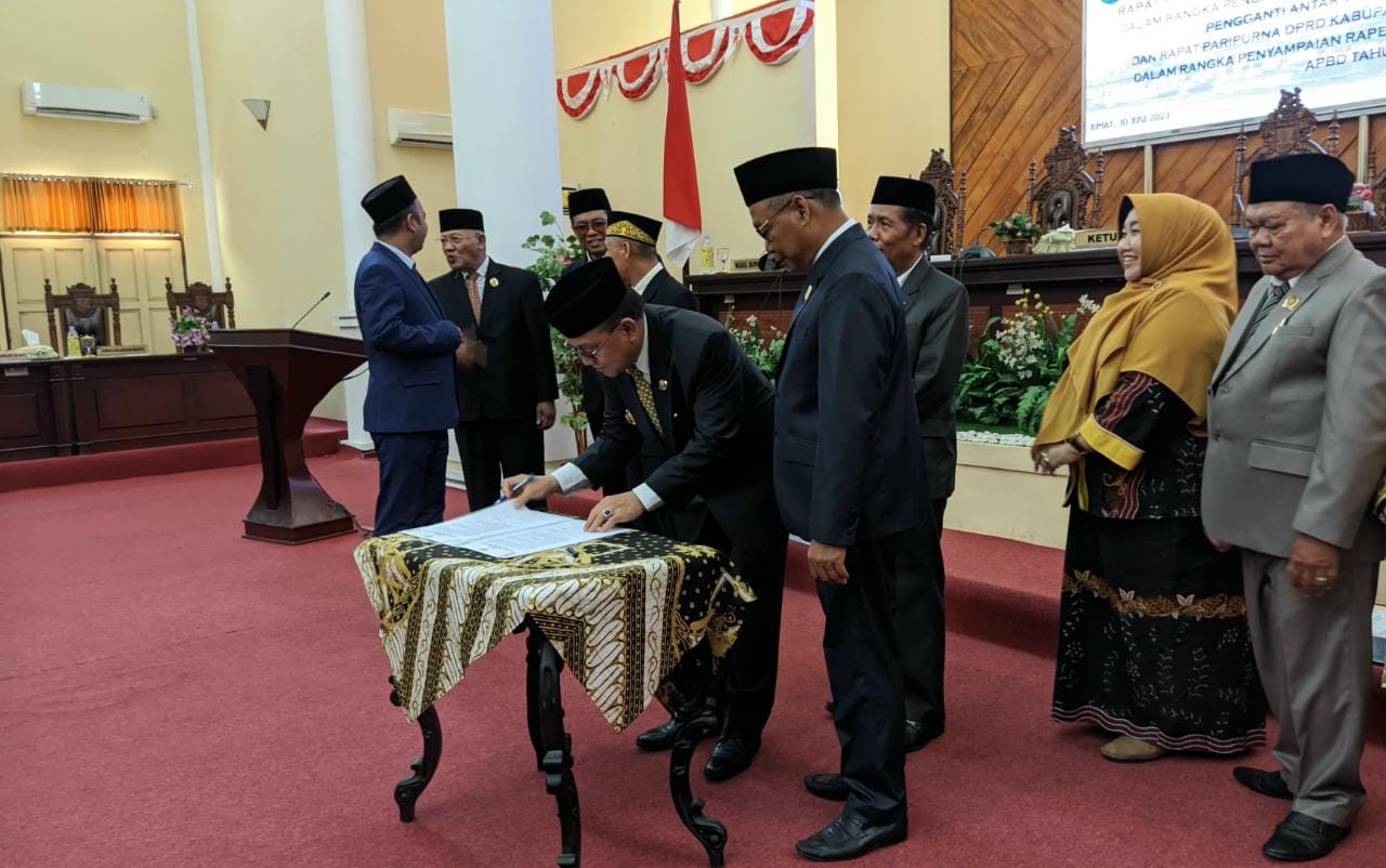 Bupati Tabalong, Anang Syakhfiani dan Ketua DPRD setempat, Mustafa menandatangani berita acara penyampaian Raperda APBD TA 2022. (Kalimantanlive.com/ A Hidayat)