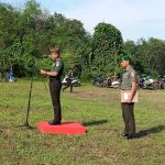 Dandim 1001/HSU-Balangan, Letkol INF Dhuwi Hendradjaya menyampaikan amanatnya pada tanam pohon HUT ke- 65 Kodam VI Mulawarman\ (Kalimantanlive.com/Kamil)