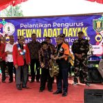 Pemukulan gong oleh Sekretaris Kesbangpol Tabalong, Bahdur Husni menandai resmi dibuka musyawarah dewan adat dayak 2023 (Kalimantanlive.com/ A Hidayat)