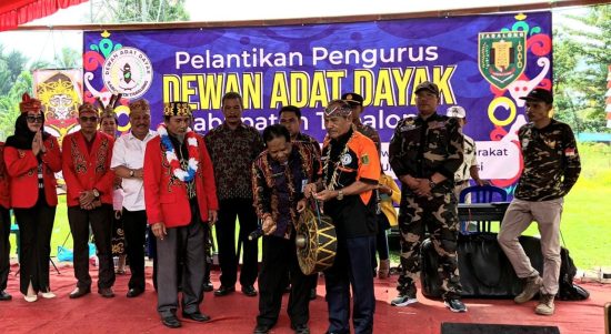 Pemukulan gong oleh Sekretaris Kesbangpol Tabalong, Bahdur Husni menandai resmi dibuka musyawarah dewan adat dayak 2023 (Kalimantanlive.com/ A Hidayat)