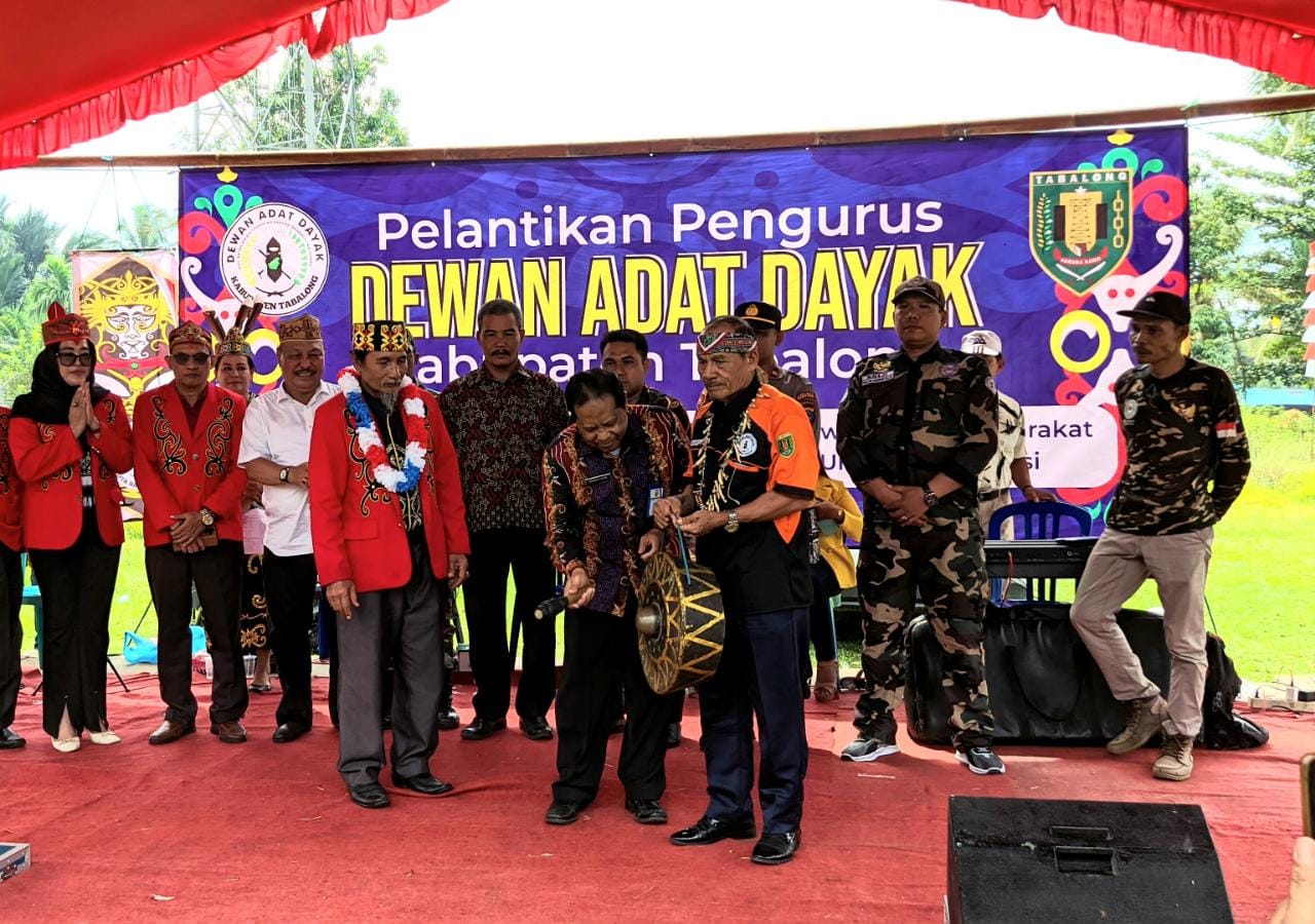 Pemukulan gong oleh Sekretaris Kesbangpol Tabalong, Bahdur Husni menandai resmi dibuka musyawarah dewan adat dayak 2023 (Kalimantanlive.com/ A Hidayat)