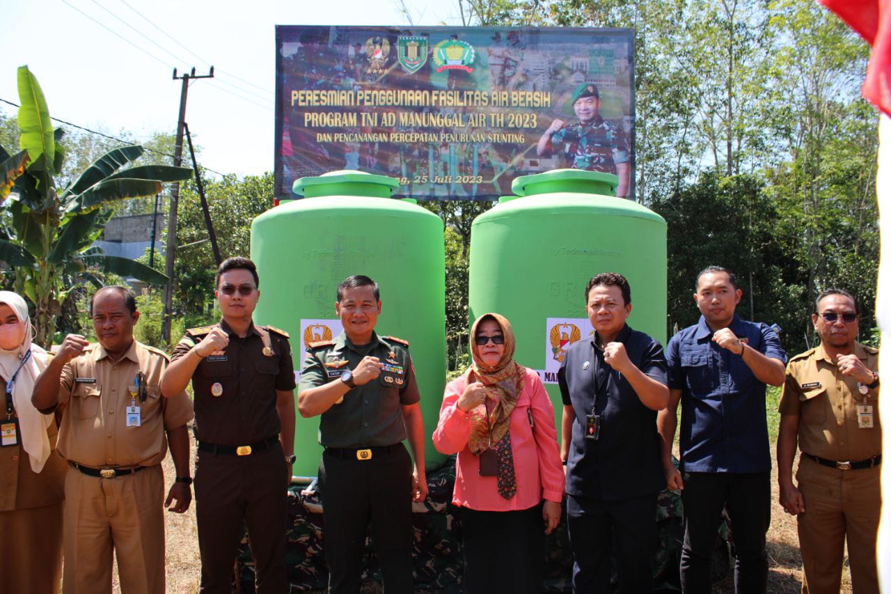 Peresmian program TMAB TNI AD yang dilakukan oleh Kodim 1008/Tabalong dalam rangka percepatan penurunan stunting di Desa Kambitin, Kecamatan Tanjung, Tabalong (Foto Kodim 1008 Tabalong)