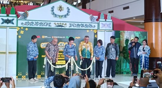 Dinas Koperasi dan UKM (DISKOPUKM) Daerah Istimewa Yogyakarta (DIY) menggelar event dengan menggandeng UMKM Jogja, bertempat di Provinsi Kalimantan Selatan (Kalsel), Duta Mall Kota Banjarmasin, dimulai tanggal 21-23 Juli 2023. Kalimantanlive.com/Ilham)