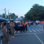 Dinas Satpol PP dan Damkar melakukan pengawalan terhadap Kafilah Musabaqoh Tilawatil Qur'an Nasional (MTQN) Kabupaten Tanah Bumbu menuju Kota Banjarbaru yang hendak bertanding di tingkat Provinsi Kalimantan Selatan. (Kalimantanlive.com/Desy)