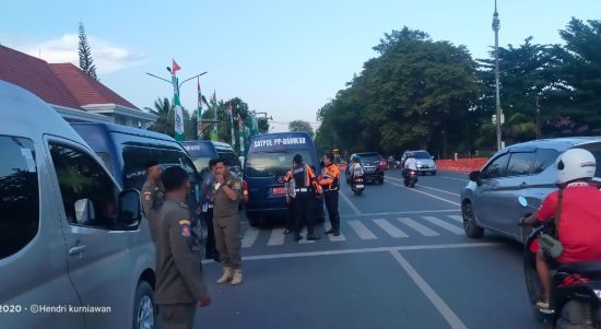 Dinas Satpol PP dan Damkar melakukan pengawalan terhadap Kafilah Musabaqoh Tilawatil Qur'an Nasional (MTQN) Kabupaten Tanah Bumbu menuju Kota Banjarbaru yang hendak bertanding di tingkat Provinsi Kalimantan Selatan. (Kalimantanlive.com/Desy)