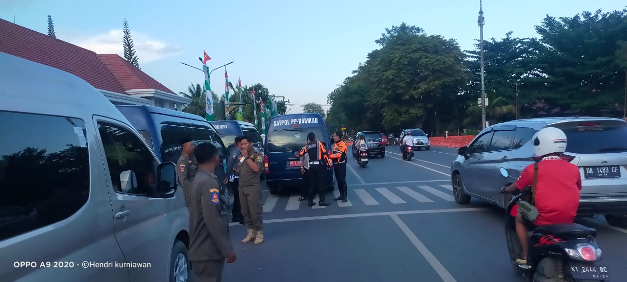 Dinas Satpol PP dan Damkar melakukan pengawalan terhadap Kafilah Musabaqoh Tilawatil Qur'an Nasional (MTQN) Kabupaten Tanah Bumbu menuju Kota Banjarbaru yang hendak bertanding di tingkat Provinsi Kalimantan Selatan. (Kalimantanlive.com/Desy)